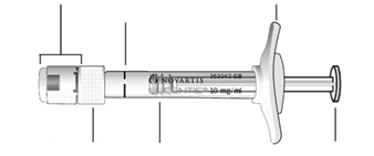 Siringa preriempita Novartis con stantuffo grigio, indicazioni di dosaggio e ago trasparente per iniezione sottocutanea