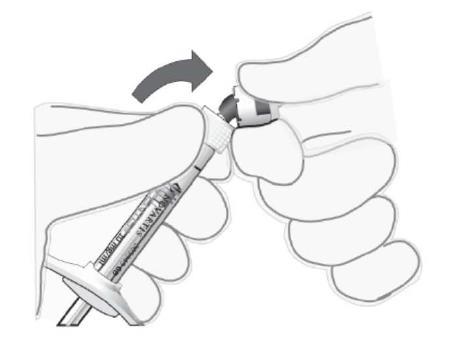 Mano che afferra un dispositivo pre-riempito con ago, freccia che indica la direzione di inserimento e corpo del dispositivo trasparente