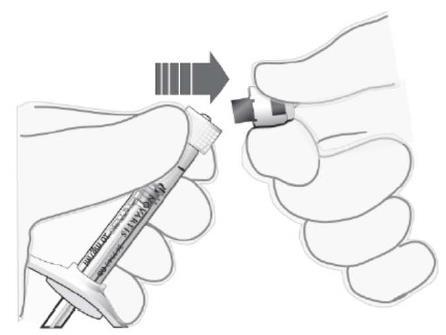 Mano che tiene un dispositivo per iniezione sottocutanea con ago inserito e freccia che indica la direzione di estrazione