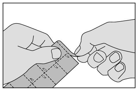 Mani che aprono una bustina farmaceutica sigillata con una linea tratteggiata per facilitare lo strappo