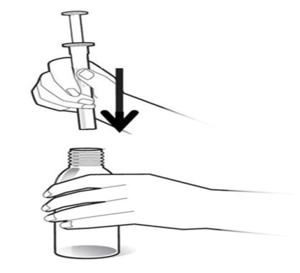 Mano che tiene una fiala e una siringa pronta per l