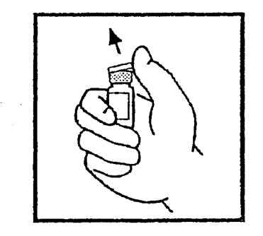 Mano che tiene un flaconcino medicinale con un tappo traforato e un ago puntato verso il centro del tappo