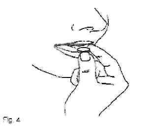 Mano che stringe una capsula oblunga con una goccia che cade dalla punta tenuta tra pollice e indice