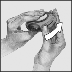 Mano che ruota un dispositivo medico nero a forma di disco con una freccia bianca che indica il movimento rotatorio