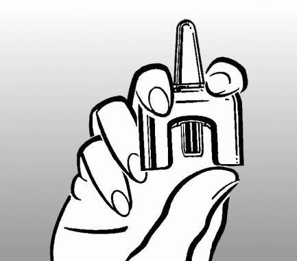 Mano che tiene una penna per insulina con cartuccia trasparente e pulsante di rilascio visibile