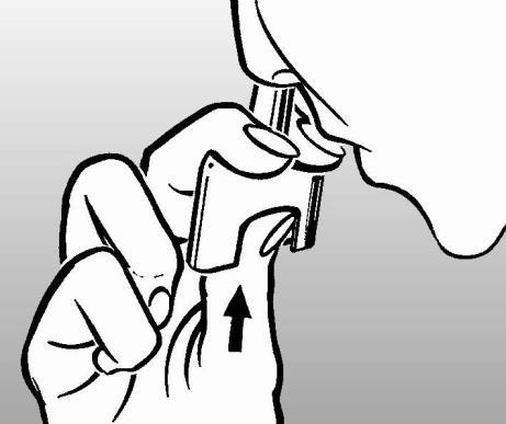 Mano che tiene un dispositivo autoiniettante con freccia nera indicante la direzione di attivazione