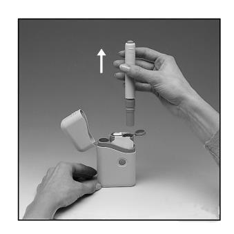 Mano che tiene un dispositivo per iniezione con ago visibile e custodia protettiva aperta freccia bianca indica la direzione