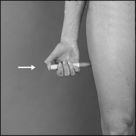 Mano che afferra una siringa preriempita con ago visibile e gamba in primo piano con freccia bianca che indica il punto di iniezione