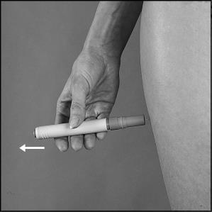 Mano che tiene un dispositivo per iniezione sottocutanea sulla coscia con freccia bianca che indica il punto di iniezione