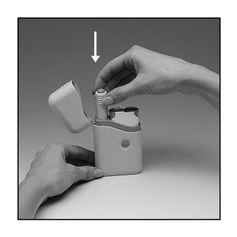 Mano che inserisce un dispositivo autoiniettante con ago scoperto nella sua custodia protettiva bianca freccia indica la direzione