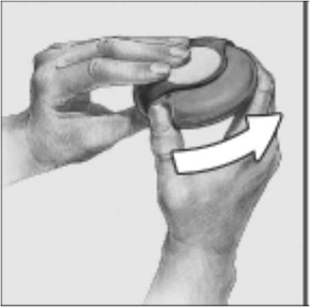 Mani che ruotano un dispositivo medico circolare nero con una freccia bianca che indica il movimento rotatorio