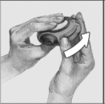 Mani che tengono un dispositivo medico nero rotondo con una freccia bianca che indica il movimento di rotazione