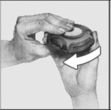 Mano che tiene un dispositivo autoiniettore nero con una freccia bianca che indica la direzione di rotazione