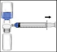 Fiala di vetro con liquido blu collegata a una siringa trasparente con ago nero e altra fiala vuota in basso freccia indica direzione