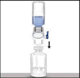 Fiala di vetro trasparente con liquido blu collegata a un adattatore e a una seconda fiala vuota sottostante freccia nera indica il collegamento