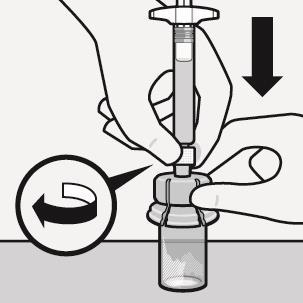 Mano che tiene una siringa sopra un flacone medicinale con ago inserito e freccia nera che indica la direzione di rotazione
