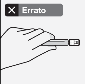 Mano che tiene un dispositivo penna per iniezione con ago esposto e indicazione