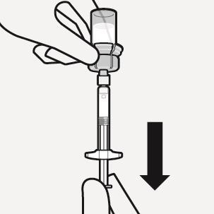 Siringa collegata a una fiala con liquido trasparente, freccia nera rivolta verso il basso e mano che la tiene