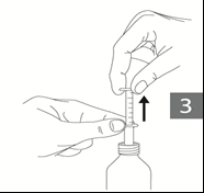 Mano che tiene una siringa mentre viene premuto lo stantuffo per aspirare il liquido da un flacone medicinale con freccia direzionale