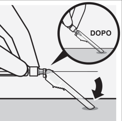 Mano che ruota un dispositivo autoiniettante con ago sottocutaneo e ingrandimento del dettaglio post-iniezione