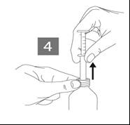 Mano che tiene una siringa premendo il pistone su un flacone con tappo, freccia nera indica la direzione della pressione passaggio 4