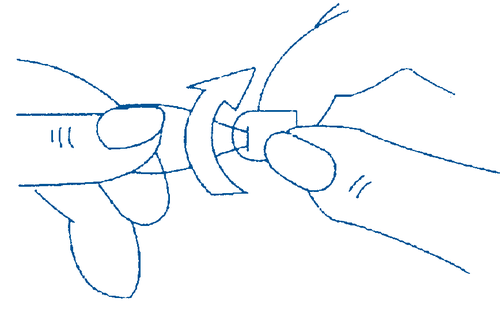 Due mani che stringono una penna a iniezione con ago rivolto verso l