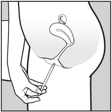 Mano che tiene una siringa con ago puntato verso l