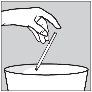 Mano che afferra una penna iniettabile con ago esposto sopra un contenitore cilindrico aperto