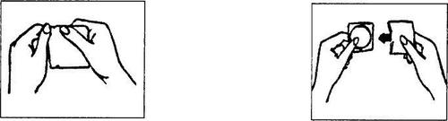 Mani che preparano e assemblano un dispositivo medico con due componenti bianchi e un cilindro trasparente