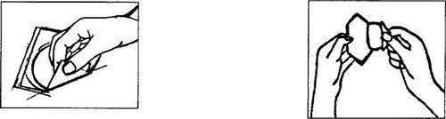 Mani che preparano e piegano un tampone sterile confezionato in una bustina trasparente per l