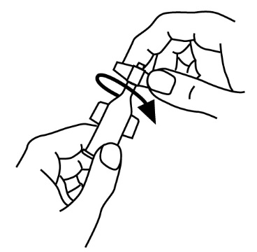 Mani che tengono un dispositivo medico con un ago e un pulsante, freccia nera indica la direzione di attivazione