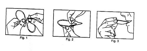 Sequenza di tre disegni che mostrano una mano che pizzica la pelle e la prepara per un