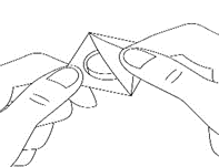 Due mani che pizzicano e sollevano un lembo di pelle per preparare un