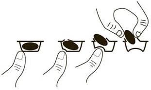 Mani che estraggono due capsule ovali da un blister trasparente con quattro alloggiamenti progressivi