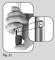 Mano che tiene una penna per iniezione con ago visibile e ingrandimento del meccanismo di dosaggio laterale