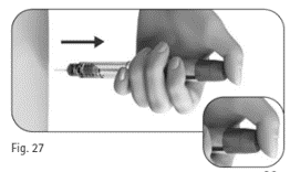 Mano che tiene una siringa preriempita con ago inserito nella pelle e freccia nera che indica la direzione dell