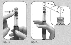 Penna per iniezione con ago avvitato e mano che preme il pulsante di rilascio del farmaco