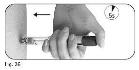Mano che tiene una penna iniettabile con ago inserito nella pelle e freccia che indica la pressione da esercitare per 5 secondi