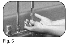 Mano sotto il getto d