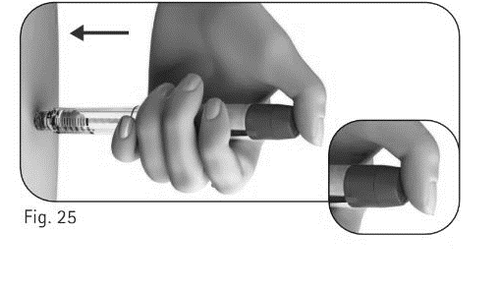 Mano che afferra una siringa preriempita con ago inserito in un dispositivo di sicurezza grigio e freccia nera indicante la direzione
