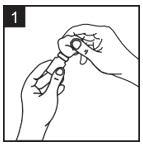 Mani che preparano una penna per iniezione pre-riempita rimuovendo il cappuccio protettivo esterno