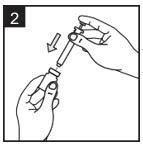 Mano che inserisce un ago con protezione rimovibile in un tappo di flacone medicinale con freccia direzionale