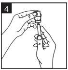 Mani che tengono una siringa preriempita e un adattatore per l