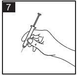 Mano che tiene una siringa pronta per l