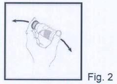 Mano che afferra una fiala di vetro con un tappo di gomma, frecce nere indicano la direzione di inserimento e prelievo