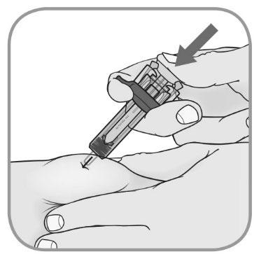 Mano che tiene un dispositivo per iniezione sottocutanea con ago inserito nella pelle e freccia che indica la direzione