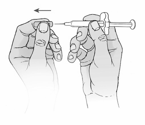 Mani che tengono una siringa pronta per l