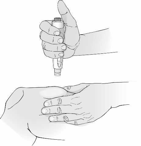 Mano che tiene un dispositivo per iniezione sottocutanea con ago rivolto verso la pelle del braccio inferiore