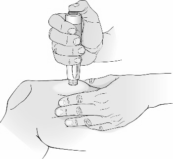 Mano che tiene una siringa preraempita con l