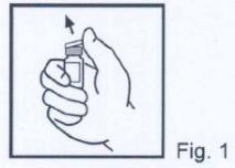 Mano che tiene e agita delicatamente una fiala medicinale trasparente con tappo grigio per miscelare il contenuto